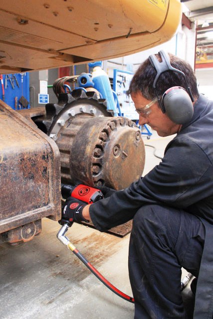 Klucz pneumatyczny udarowy przy budowie pojazdu rolniczego